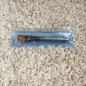 Quo square foundation brush